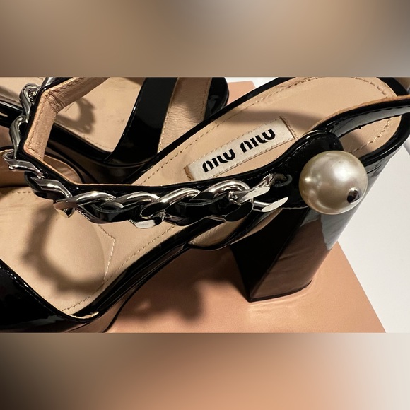 MIU MIU Platforms - Black Patent Leather Sandals with pearl and silver chain - Picture 2 of 14